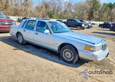 1997 Lincoln Town Car Signature z USA, uszkodzony, nr VIN 1LNLM82WXVY651237